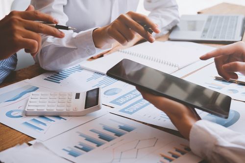 Personen besprechen Akten