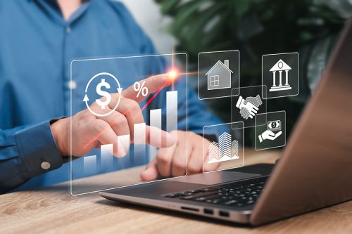 Laptop mit Symbolen zu Immobilien davor